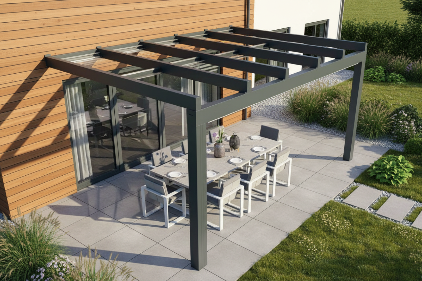 Moderní šedá hliníková pergola se skleněnou střechou nad terasou s jídelním koutem u domu s dřevěným obkladem.