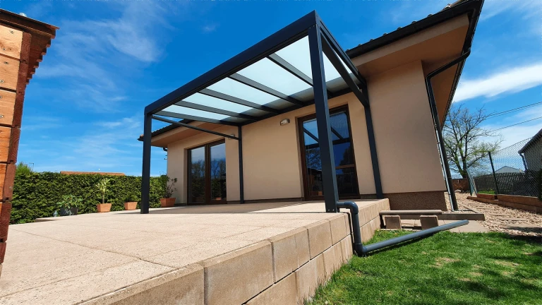 Moderní antracitová hliníková pergola se zasklenou střechou na terase rodinného domu