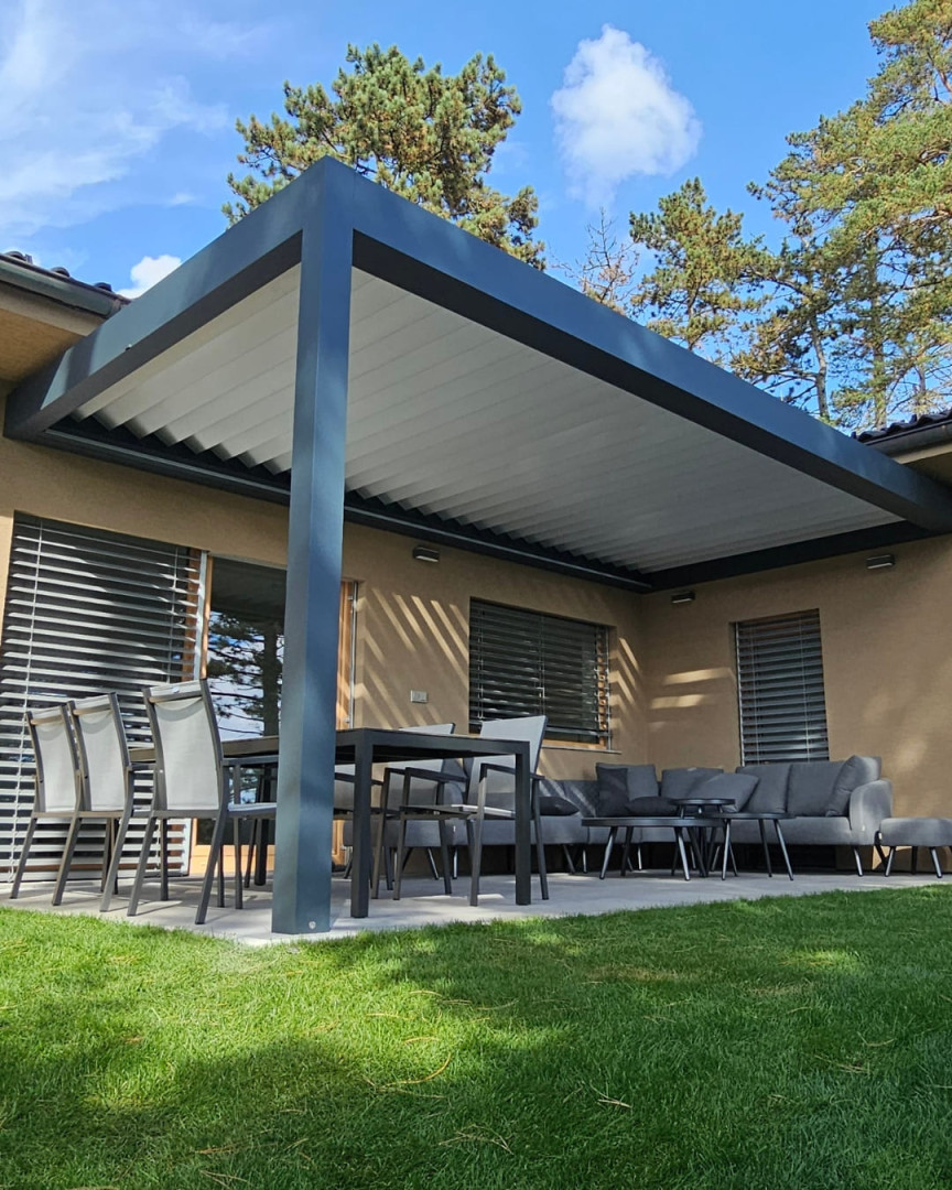 Moderní bioklimatická pergola s hliníkovou konstrukcí a nastavitelnými lamelami na terase rodinného domu