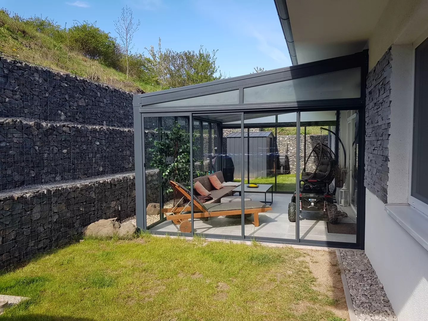 Moderní hliníková pergola se skleněnou střechou a posuvným systémem vedle domu v Braňanech.