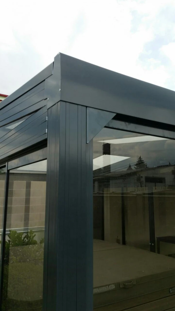 Detail horního rohu a zasklení tmavé hliníkové pergoly