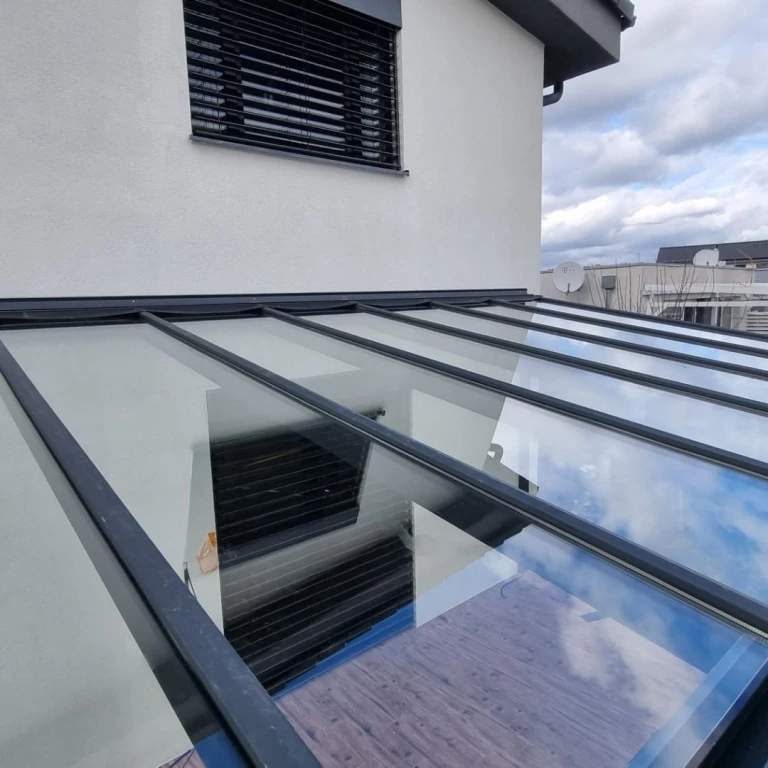 Detailní pohled shora na prosklenou střechu hliníkové zimní zahrady