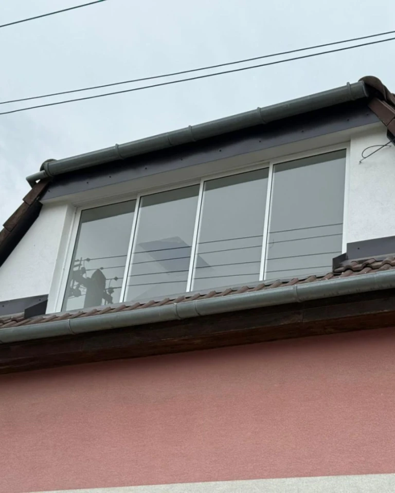 Moderní bezrámové zasklení balkonu v podkroví rodinného domu